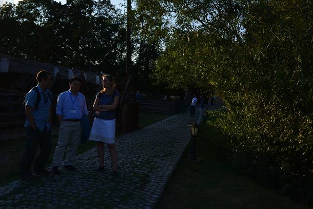 A group of people standing in front of a tree

Description generated with high confidence