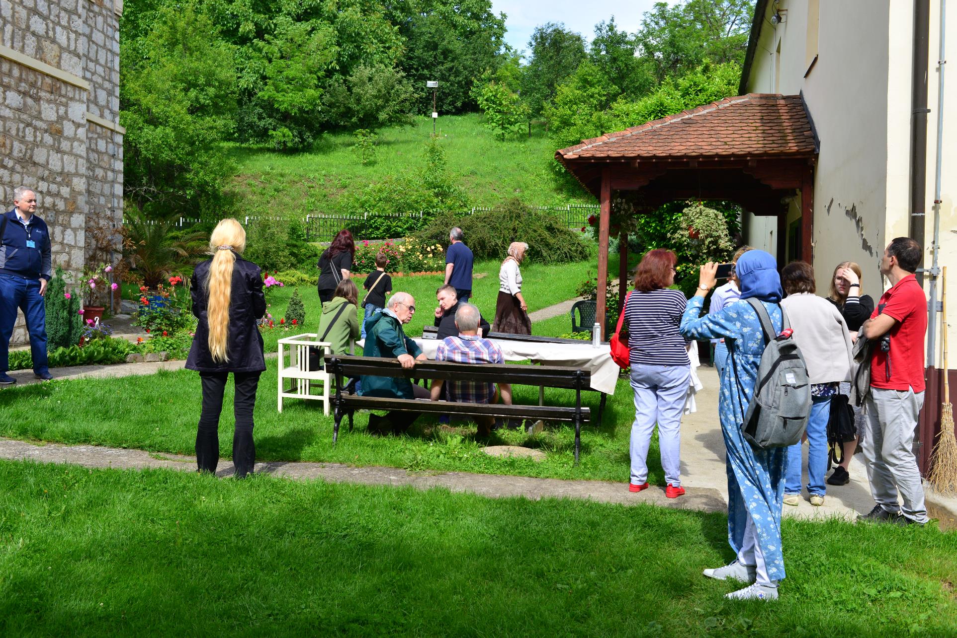 A group of people standing in a yard

Description automatically generated